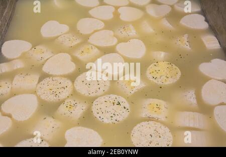 Weichkäse Caciotte in Salzlake. Herstellung von Weichkäse Caciotte. Typische Küche aus Trentino-Südtirol in Norditalien - Europa Stockfoto