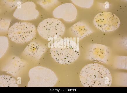 Weichkäse Caciotte in Salzlake. Herstellung von Weichkäse Caciotte. Typische Küche aus Trentino-Südtirol in Norditalien - Europa Stockfoto