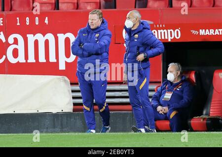 FC Barcelona Trainer Ronald Koeman mit Co-Trainer Henrik Larsson während der spanischen Cup, Copa del Rey, Halbfinale, 1st-Bein-Fußballspiel zwischen FC Sevilla und FC Barcelona am 10. Februar 2021 im Sanchez Pizjuan Stadion in Sevilla, Spanien - Foto Laurent Lairys / DPPI / LiveMedia/Sipa USA Stockfoto