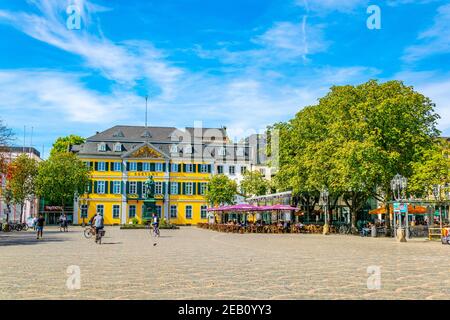 BONN, 12. AUGUST 2018: Blick auf den Munsterplatz im Zentrum von Bonn Stockfoto