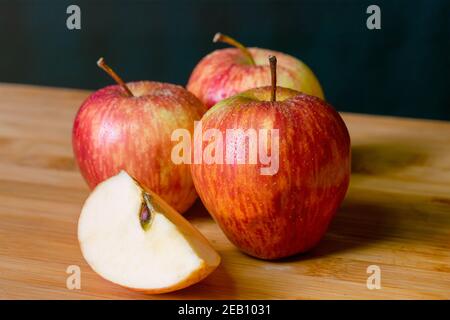 Äpfel auf dem Holzbrett. Stockfoto
