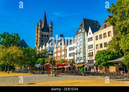 KÖLN, 11. AUGUST 2018: Fischmarkt und St. martin Kirche in köln, Deutschland Stockfoto