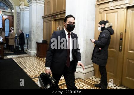 Washington, Usa. Februar 2021, 11th. DER Vertreter des US-amerikanischen Amtsenthebungsmanagers Joaquin Castro kommt am dritten Tag des zweiten Amtsenthebungsverfahrens am Donnerstag, dem 11. Februar 2021, im Capitol in Washington, DC an. Argumente werden heute im Amtsenthebungsverfahren gegen den ehemaligen Präsidenten Donald Trump präsentiert. Pool Foto von Michael ReynoldsUPI Kredit: UPI/Alamy Live Nachrichten Stockfoto