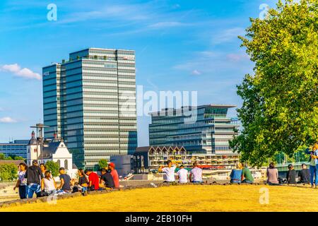 KÖLN, 11. AUGUST 2018: Uferpromenade in Köln Stockfoto
