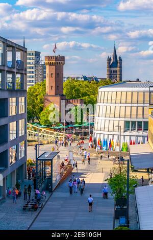 KÖLN, 11. AUGUST 2018: Menschen passieren zwischen Malakoffturm und Schokoladenmuseum in Köln Stockfoto