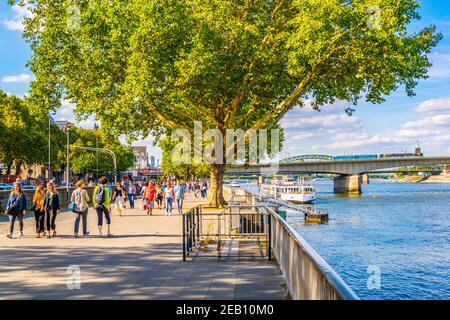 KÖLN, 11. AUGUST 2018: Uferpromenade in Köln Stockfoto