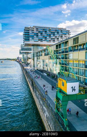 KÖLN, 11. AUGUST 2018: Die Menschen bewundern den Kranhaus-Gebäudekomplex am Rhein in Köln Stockfoto