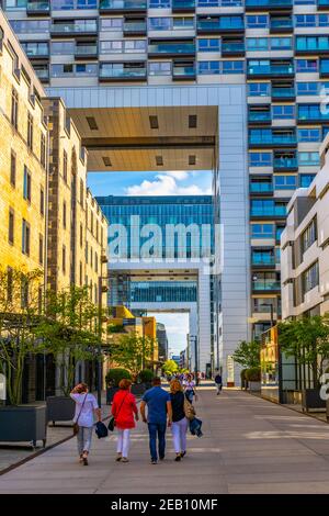 KÖLN, 11. AUGUST 2018: Die Menschen bewundern den Kranhaus-Gebäudekomplex am Rhein in Köln Stockfoto