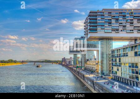 KÖLN, 11. AUGUST 2018: Die Menschen bewundern den Kranhaus-Gebäudekomplex am Rhein in Köln Stockfoto