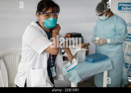 11. Februar 2021, Peru, Lima: Eine Gesundheitsarbeiterin nach ihrer Impfung gegen Covid-19 mit dem Vero-Impfstoff der chinesischen Firma Sinopharm im Edgardo Rebagliati Krankenhaus. Anfang Februar erhielt das südamerikanische Land die erste Lieferung von 300.000 Dosen des chinesischen Corona-Impfstoffs. Sinopharm hatte bereits in der praktischen Testphase des Impfstoffes mit Peru zusammengearbeitet. Foto: Alex Rosemberg/dpa Stockfoto