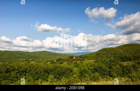 Krimberge an sonnigen Tag unter bewölktem Himmel, Sommerlandschaft Foto Hintergrund Stockfoto