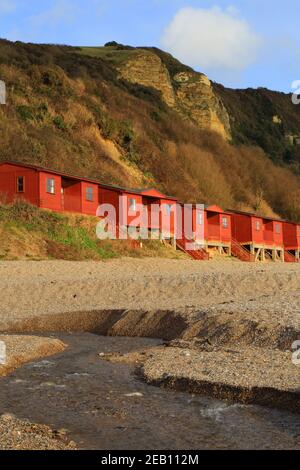 Rote Strandhütten im Dorf Branscombe, Devon an der Jurassic Coast Stockfoto