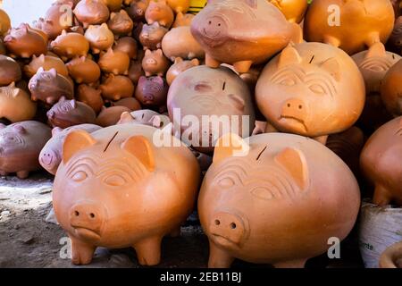 Tonschweinebänke in einer traditionellen Keramikfabrik in der schönen kleinen Stadt Raquira in Kolumbien. Stadt der Töpfe Stockfoto