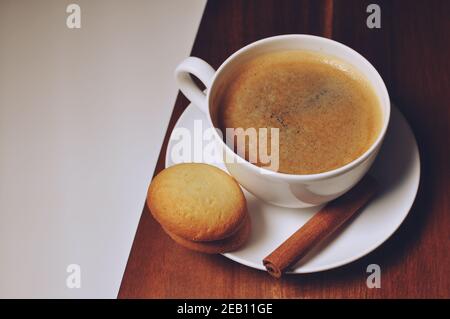 Tasse heißen Kaffee mit Zimt und Keksen Dekoration auf Holz braun Tischhintergrund. Obere Tabelle, Text kopieren Stockfoto