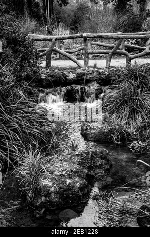 Schöne Brücke über den Bach in der Nähe von Daumesnil See in Vincennes Wald von Paris, Frankreich. Schwarz weiß historisches Foto Stockfoto