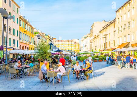 MARSEILLE, FRANKREICH, 9. JUNI 2017: Platz voller Restaurants im Port vieux Teil von Marseille, Frankreich Stockfoto