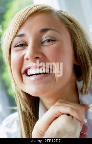 Frau mit ihrem Partner Hände ihr Gesicht zu berühren Stockfoto