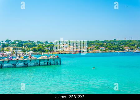 ANTIBES, FRANKREICH, 12. JUNI 2017: Die Menschen genießen den Sommer auf der Plage de la Garoupe in Antibes, Frankreich Stockfoto