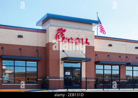 08 05 2020 Tulsa USA   Chick-fil-EIN Geschäft mit amerikanischer Flagge Stockfoto