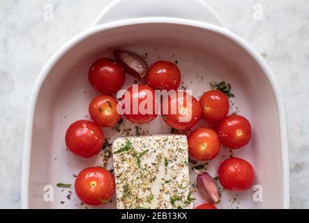 Virale Feta Backen Pasta Rezept mit Tomaten, Knoblauch und Kräutern in einer Auflaufform Stockfoto