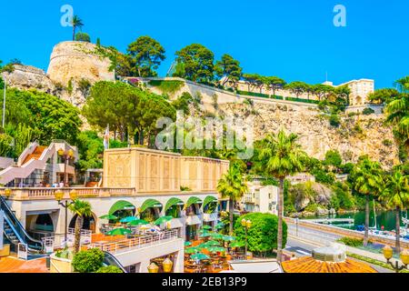 MONACO, MONACO, 17. JUNI 2017: Altstadt von Monaco vom Port de Fontvieille aus gesehen Stockfoto