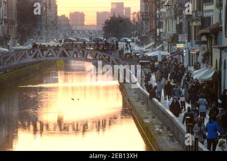 Mailand, Italien. Februar 2021, 11th. 2/11/2021 - Mailand, Menschen auf dem Naviglio Grande bei Sonnenuntergang - Mailänder gelbe Zone von covid 19, nur redaktionelle Verwendung (Foto: IPA/Sipa USA) Quelle: SIPA USA/Alamy Live News Stockfoto