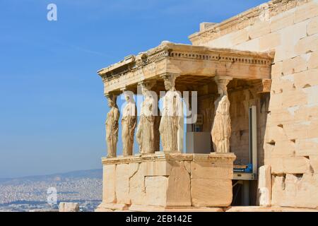 ATHEN, GRIECHENLAND- 7. Mai 2017 - Karyatiden in Erechtheum Akropolis Athen Griechenland, die alte Veranda von Karyatiden Figuren auf der Nordseite des Acropo Stockfoto