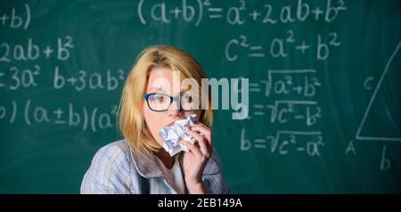 Hungrig nach Wissen. Lehrer bereit, ihre Unterlagen zu essen. Lehrer isst Stück Papier Informationen aufnehmen. Frau Lehrerin isst zerknittertes Stück Papier Schiefertafel Hintergrund. Wissensdurst. Stockfoto