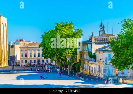 AVIGNON, FRANKREICH, 18. JUNI 2017: Auf dem Place du Palais in Avignon, Frankreich, schlendern die Menschen Stockfoto