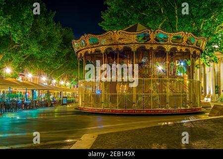 AVIGNON, FRANKREICH, 18. JUNI 2017: Fröhliche Runde auf einem Platz in Avignon, Frankreich Stockfoto