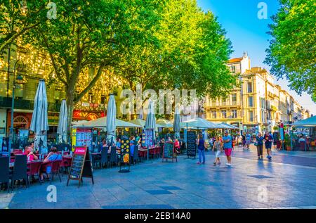 AVIGNON, FRANKREICH, 18. JUNI 2017: Die Menschen schlendern durch eine schmale Straße im Zentrum von Avignon, Frankreich Stockfoto
