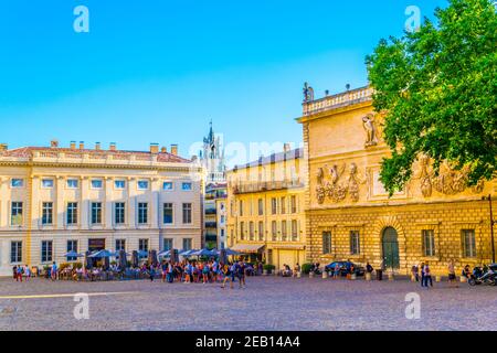 AVIGNON, FRANKREICH, 18. JUNI 2017: Auf dem Place du Palais in Avignon, Frankreich, schlendern die Menschen Stockfoto