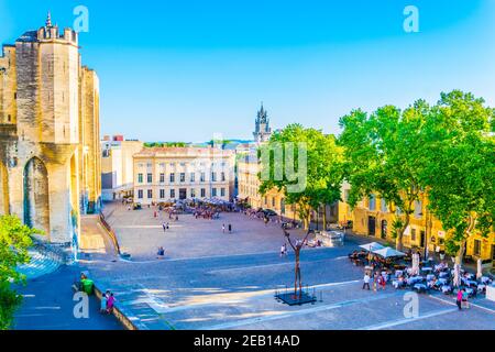AVIGNON, FRANKREICH, 18. JUNI 2017: Auf dem Place du Palais in Avignon, Frankreich, schlendern die Menschen Stockfoto