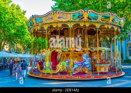 AVIGNON, FRANKREICH, 18. JUNI 2017: Fröhliche Runde auf einem Platz in Avignon, Frankreich Stockfoto