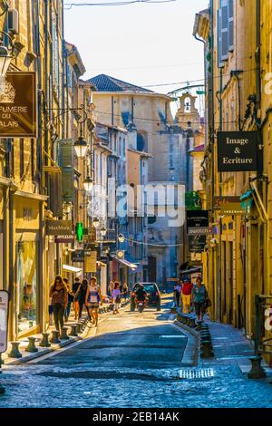 AVIGNON, FRANKREICH, 18. JUNI 2017: Die Menschen schlendern durch eine schmale Straße im Zentrum von Avignon, Frankreich Stockfoto