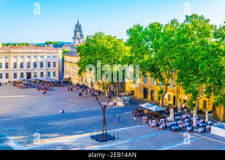 AVIGNON, FRANKREICH, 18. JUNI 2017: Auf dem Place du Palais in Avignon, Frankreich, schlendern die Menschen Stockfoto