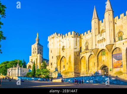 AVIGNON, FRANKREICH, 18. JUNI 2017: Vor dem Papstpalast und der Kathedrale in Avignon, Frankreich, schlendern die Menschen Stockfoto