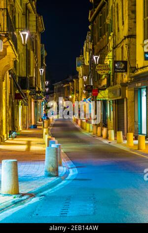 AVIGNON, FRANKREICH, 18. JUNI 2017: Nachtansicht einer schmalen Straße im Zentrum von Avignon, Frankreich Stockfoto