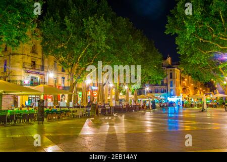 AVIGNON, FRANKREICH, 18. JUNI 2017: Nachtansicht einer schmalen Straße im Zentrum von Avignon, Frankreich Stockfoto