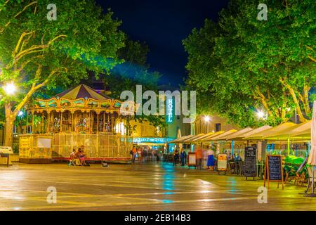 AVIGNON, FRANKREICH, 18. JUNI 2017: Fröhliche Runde auf einem Platz in Avignon, Frankreich Stockfoto