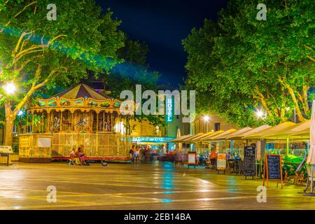AVIGNON, FRANKREICH, 18. JUNI 2017: Fröhliche Runde auf einem Platz in Avignon, Frankreich Stockfoto