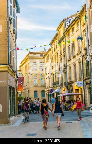 AVIGNON, FRANKREICH, 19. JUNI 2017: Die Menschen schlendern durch eine schmale Straße im Zentrum von Avignon, Frankreich Stockfoto