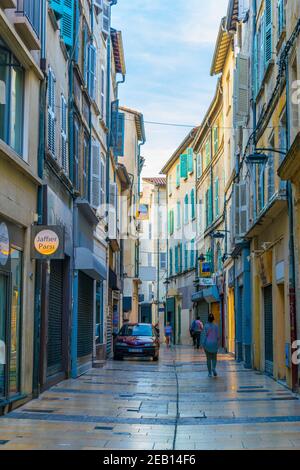 AVIGNON, FRANKREICH, 19. JUNI 2017: Die Menschen schlendern durch eine schmale Straße im Zentrum von Avignon, Frankreich Stockfoto