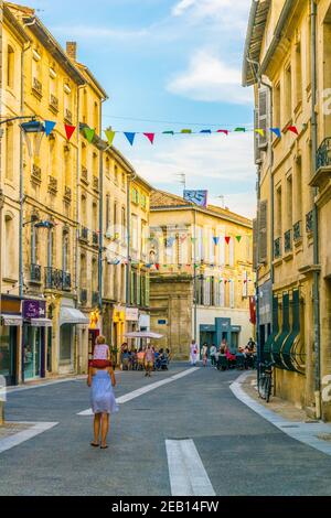AVIGNON, FRANKREICH, 19. JUNI 2017: Die Menschen schlendern durch eine schmale Straße im Zentrum von Avignon, Frankreich Stockfoto