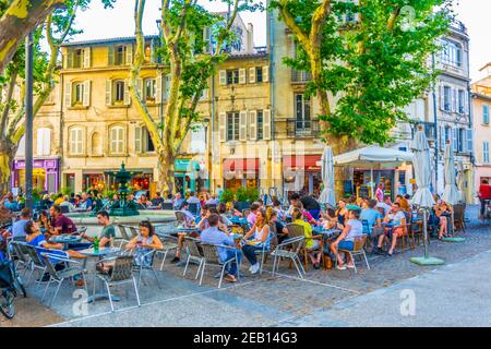 AVIGNON, FRANKREICH, 19. JUNI 2017: Die Menschen schlendern durch eine schmale Straße im Zentrum von Avignon, Frankreich Stockfoto