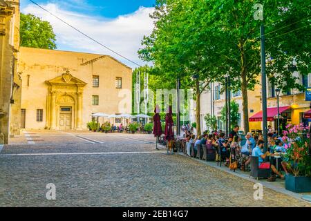 AVIGNON, FRANKREICH, 19. JUNI 2017: Die Menschen schlendern durch eine schmale Straße im Zentrum von Avignon, Frankreich Stockfoto