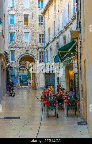 AVIGNON, FRANKREICH, 19. JUNI 2017: Die Menschen schlendern durch eine schmale Straße im Zentrum von Avignon, Frankreich Stockfoto