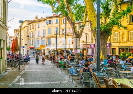 AVIGNON, FRANKREICH, 19. JUNI 2017: Die Menschen schlendern durch eine schmale Straße im Zentrum von Avignon, Frankreich Stockfoto
