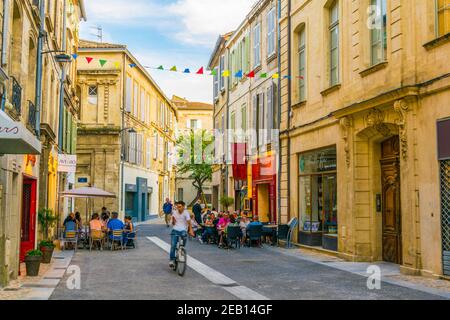 AVIGNON, FRANKREICH, 19. JUNI 2017: Die Menschen schlendern durch eine schmale Straße im Zentrum von Avignon, Frankreich Stockfoto