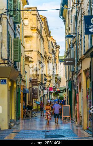 AVIGNON, FRANKREICH, 19. JUNI 2017: Die Menschen schlendern durch eine schmale Straße im Zentrum von Avignon, Frankreich Stockfoto